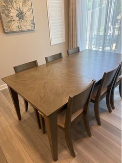 Expandable Dining Table with 6 Chairs – Excellent Condition