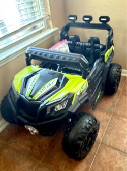 NEVER USED - 24V 4WD Ride-on Trick with remote