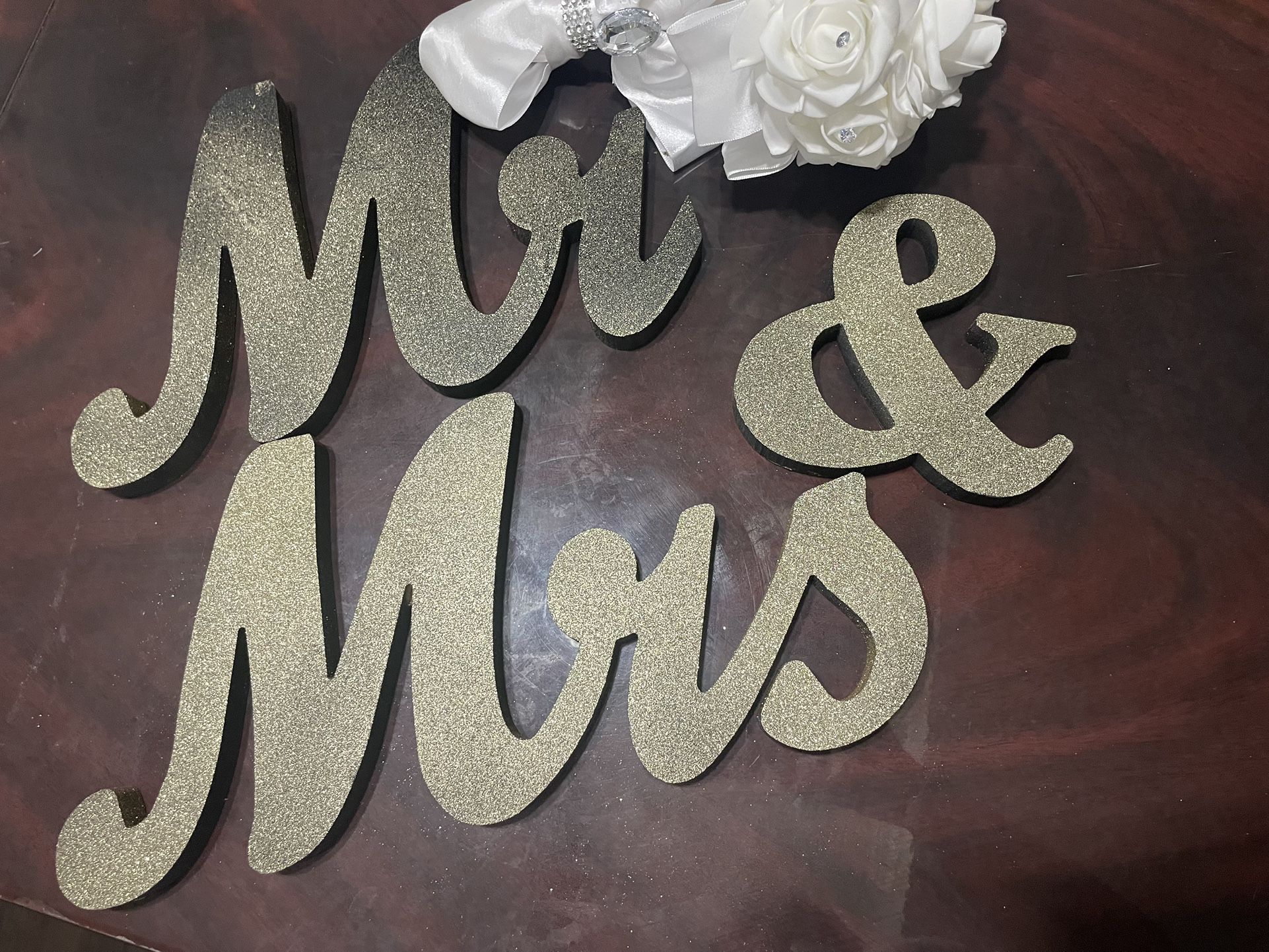 Mr and Mrs Sign With Bouquet