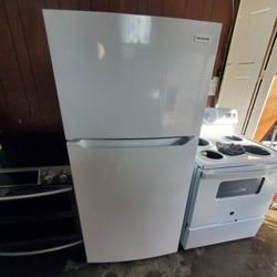 frigidaire  fridge white side 28 new open  box 65 hight warranty  ready to deliver or pick up $550 warranty 