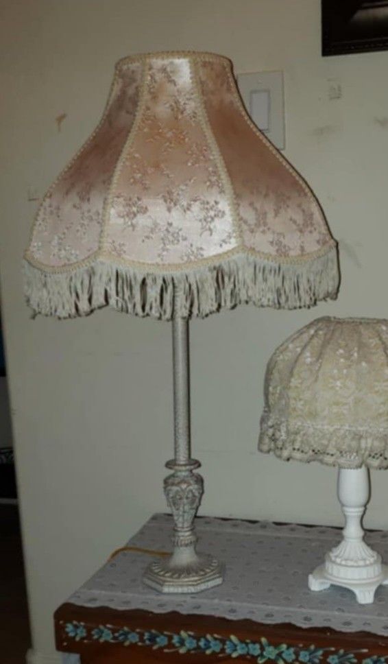VINTAGE ORNATE BABY PINK FLORAL FLOWER BEADED FRINGE WHITE SHABBY CHIC CREAM LACE SHADE TABLE LAMP