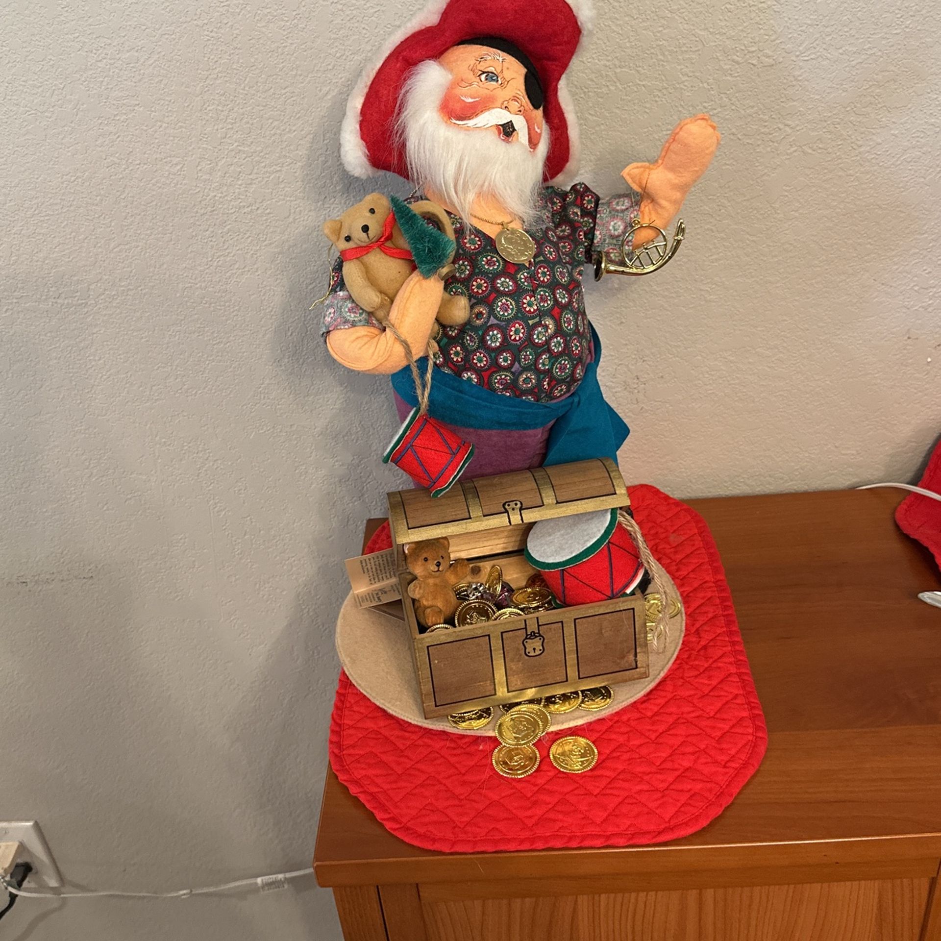 1998 Annalee Pirate Santa Claus Treasure Chest Gasparilla Tampa Coins Toys