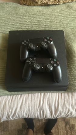 PS4 Used With 2 Used Controllers 