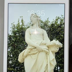 Rose Gold 6th Gen iPad with Apple Pencil