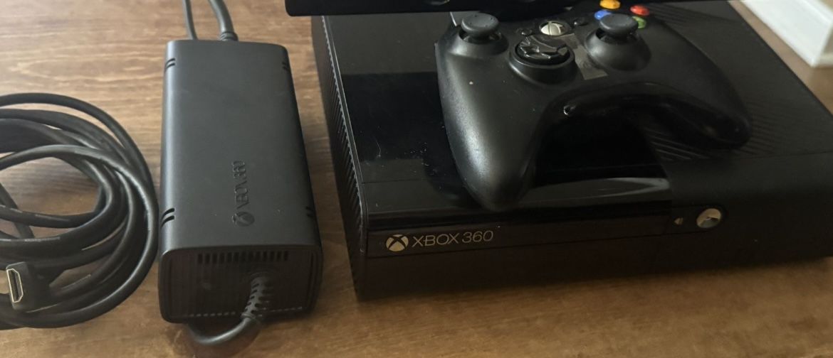 Xbox 360 2 Controllers And 17 Games