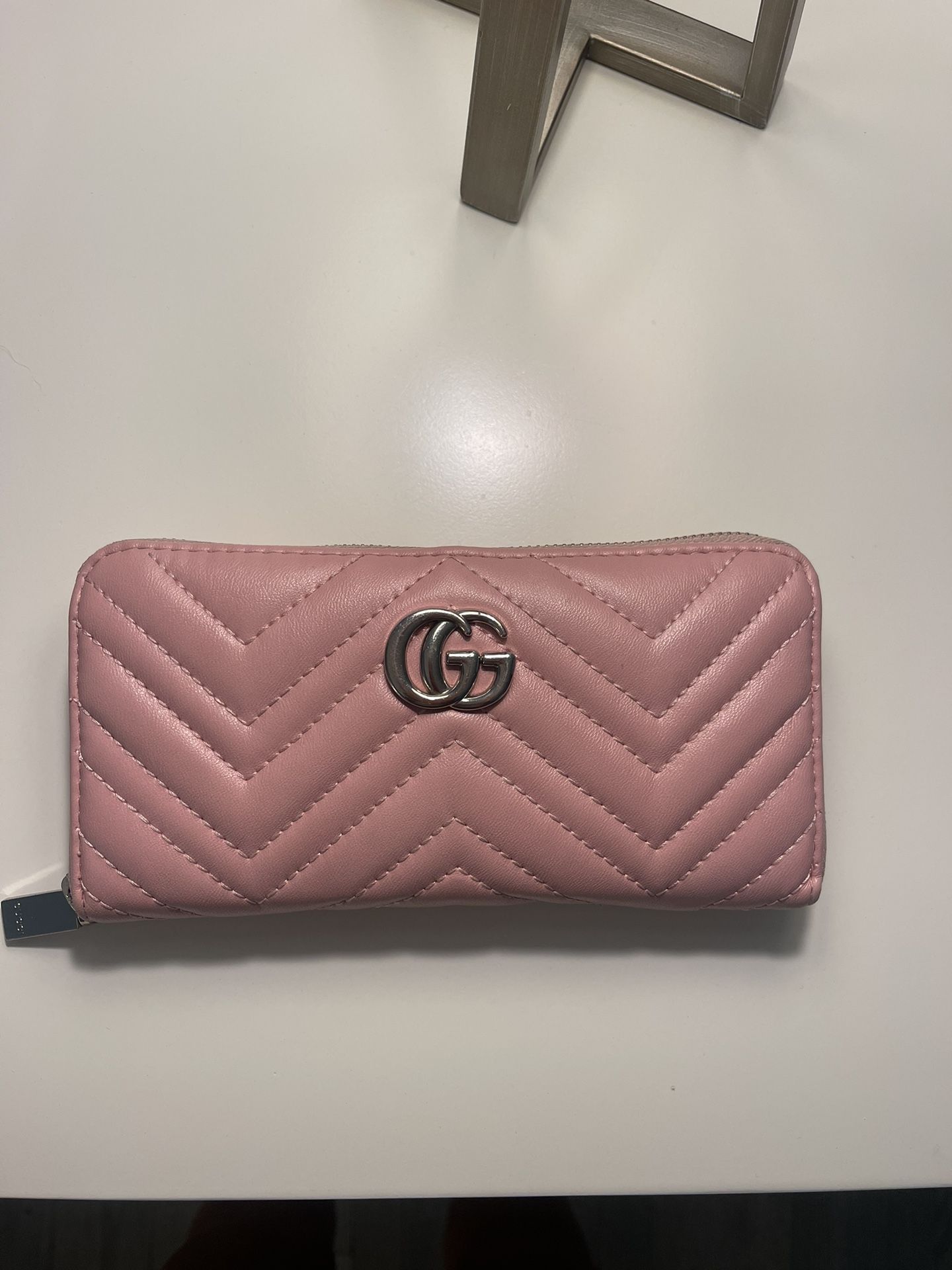 Gucci pink wallet