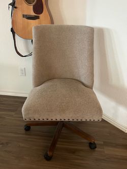 Swivel plush chair- good condition