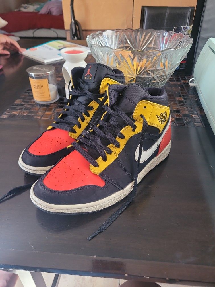 Jordan 1 Mid Size 9.5 Mens