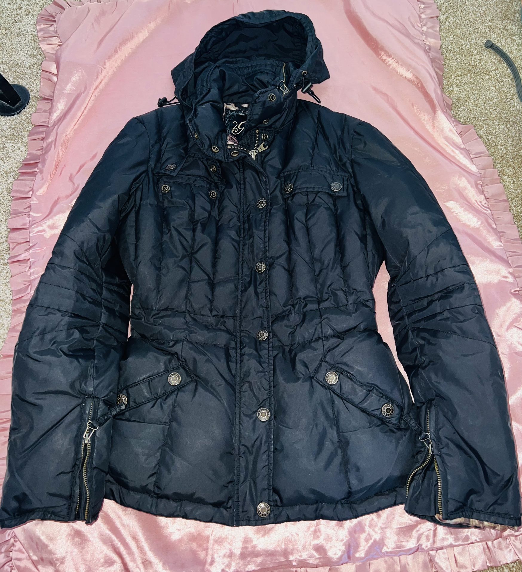 nice women Guess jacket size (small ) only $25