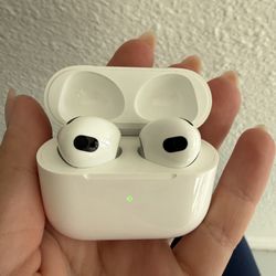 Apple AirPods 3 (3rd Generation) – Excellent Condition