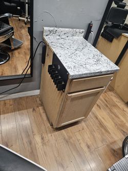 SMALL BARBER STATION FOR CUTTING