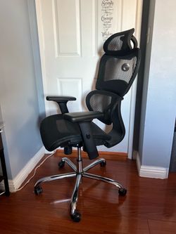 Black office chair