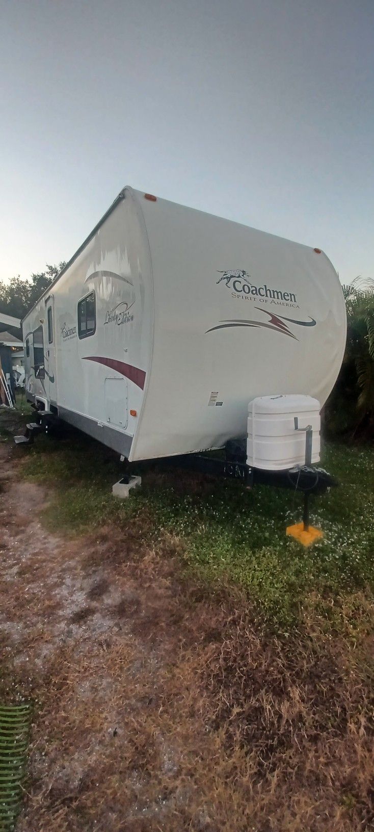 2010 Coachmen 30ft liberty edition LIKE NEW