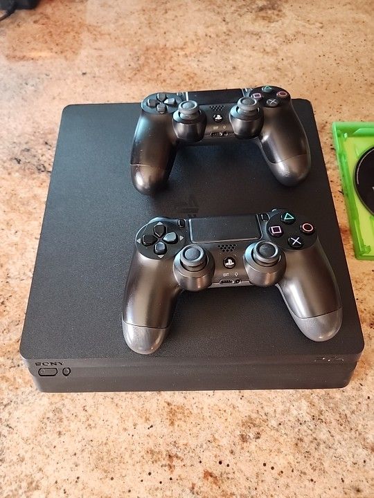 Sony PS4 CUH-2215B 1TB Slim. 
