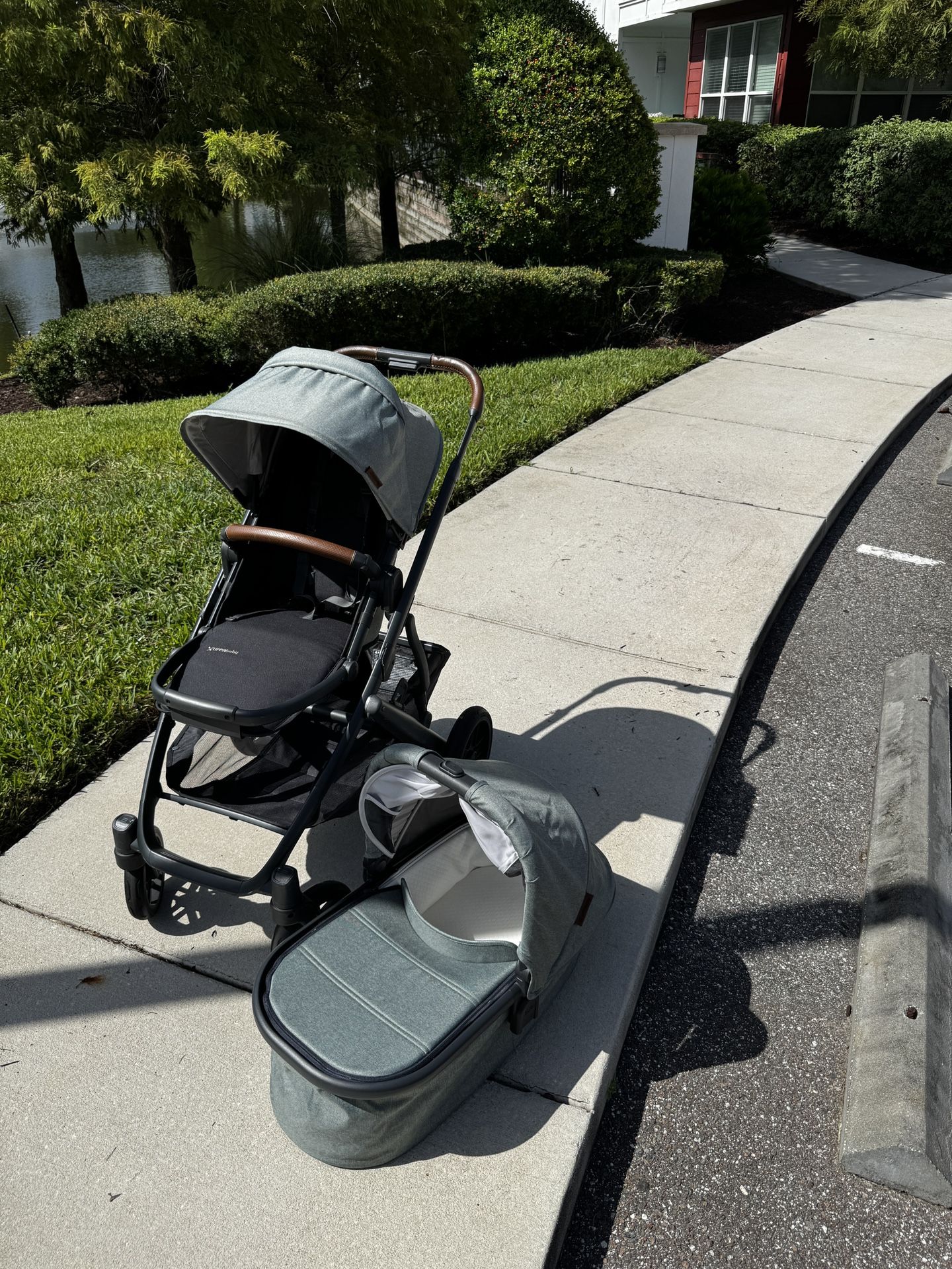 UPPAbaby Vista V2 Stroller/ Bassinet, Toddler Seat. (Color: Gwen, Green) Clean Great Condition!!