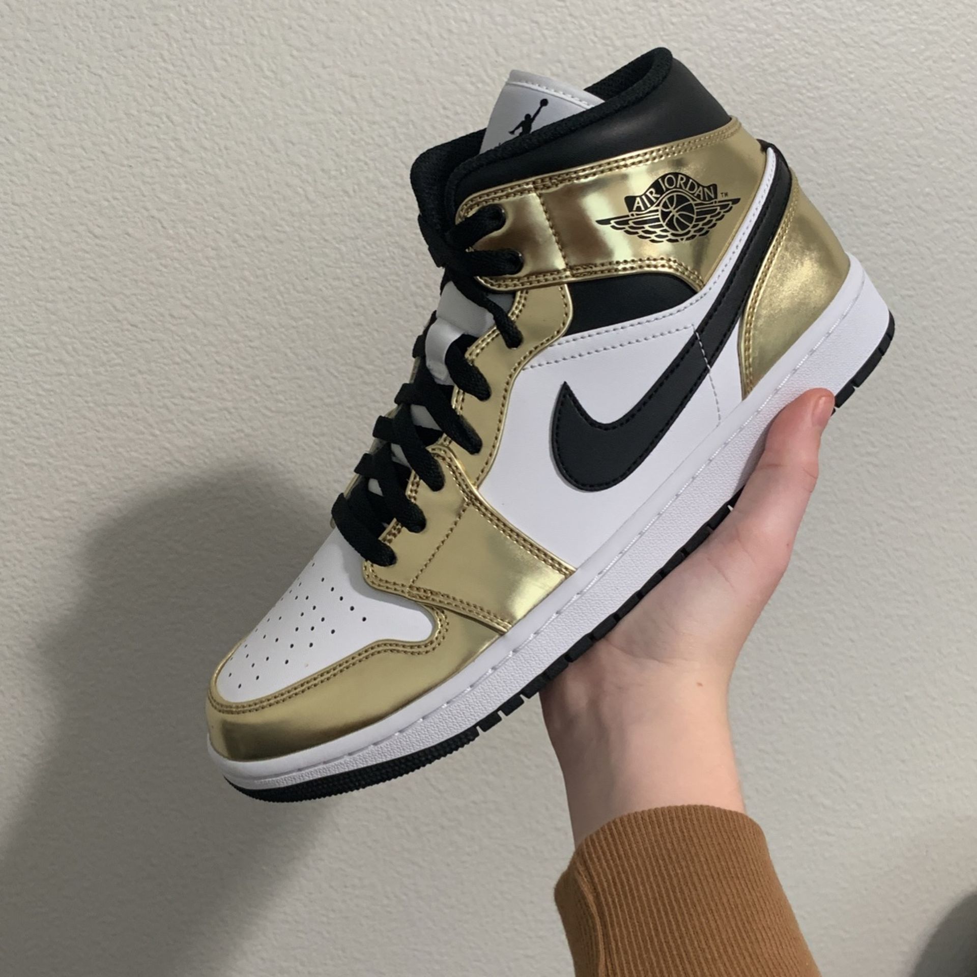 Jordan 1 Mid Metallic Gold