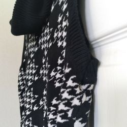 100% Cotton Black,white Sleeveless Cowleneck Pullover