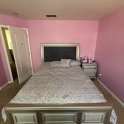  Queen Bed Frame – Ashley HomeStore – Excellent Condition 💎