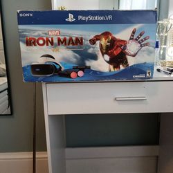 PlayStation vr good conditions and it's only missing the games