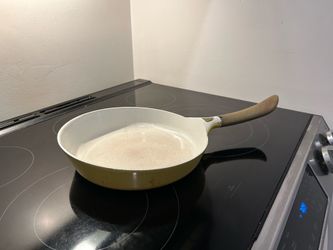 Gorgeous Good Condition Pale Yellow Skillet