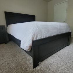 Queen Bed, Dresser & Mirror with 2 Nightstands 