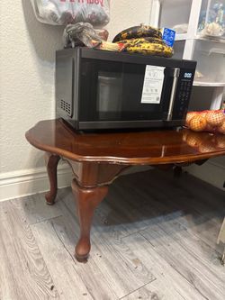 Oval table this table, you can put it in the kitchen or in a small space Oval table this table, you can put it in the kitchen or in a small space