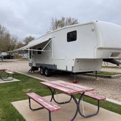 2008 Montana Fifth Wheel 29’ Fully Redone in Great Shape Everything Works 