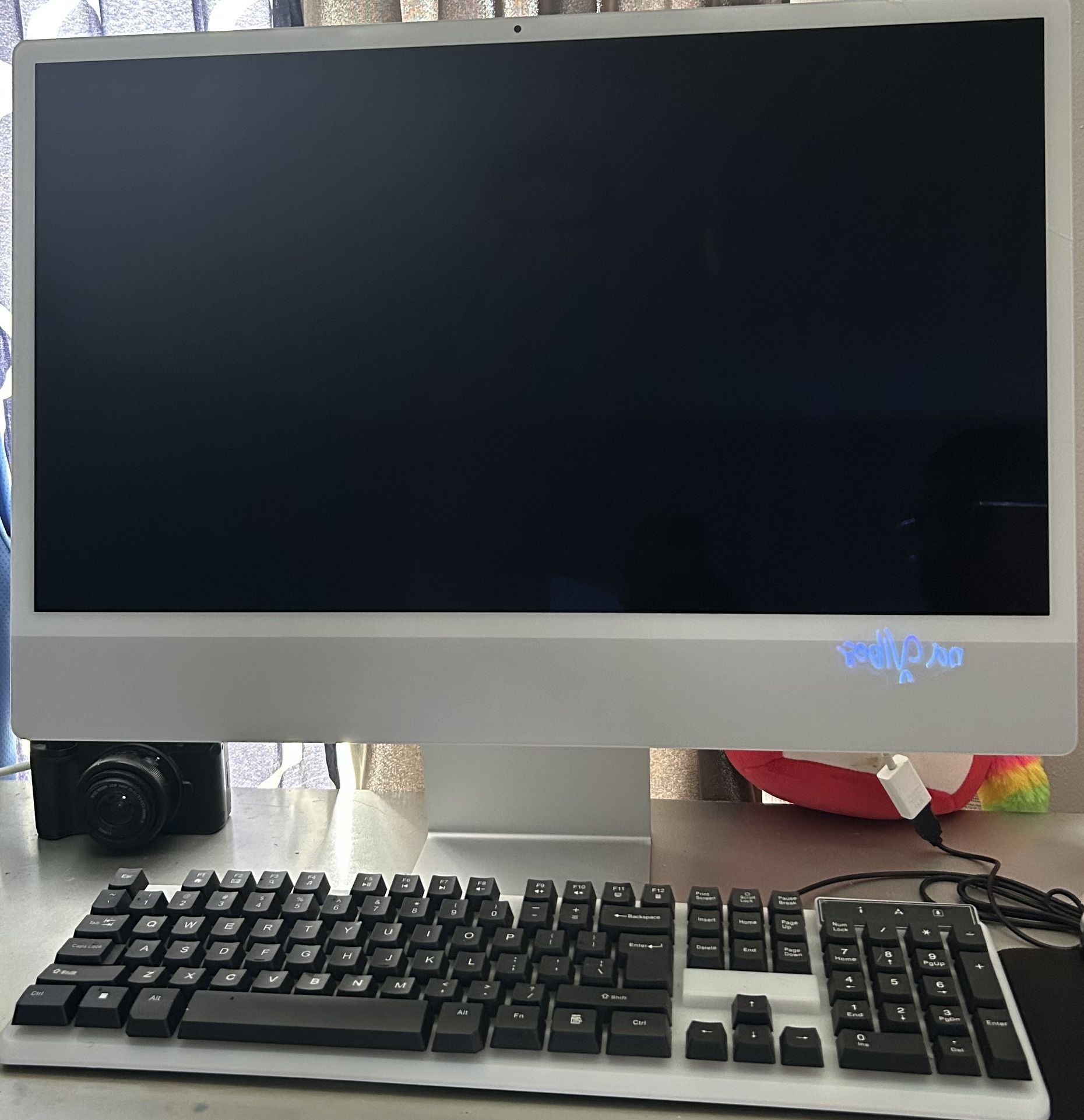 iMac 21,1 (2021, M1, 7-core GPU) — With Top-Right Crack