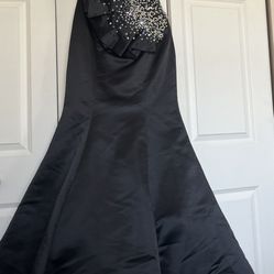It’s A Beautiful Long Evening Dress Made By Jovani The Size Is 6 The Color Is Black There’s A Scarf, And Evening Clutch