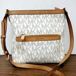 Michael Kors Morgan Medium Messenger Crossbody Bag Vanilla