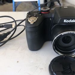 Kodak digital camera easyshare 26 megapixels Z5120 with case and charging cable