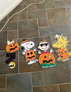 Peanuts Halloween decor $15