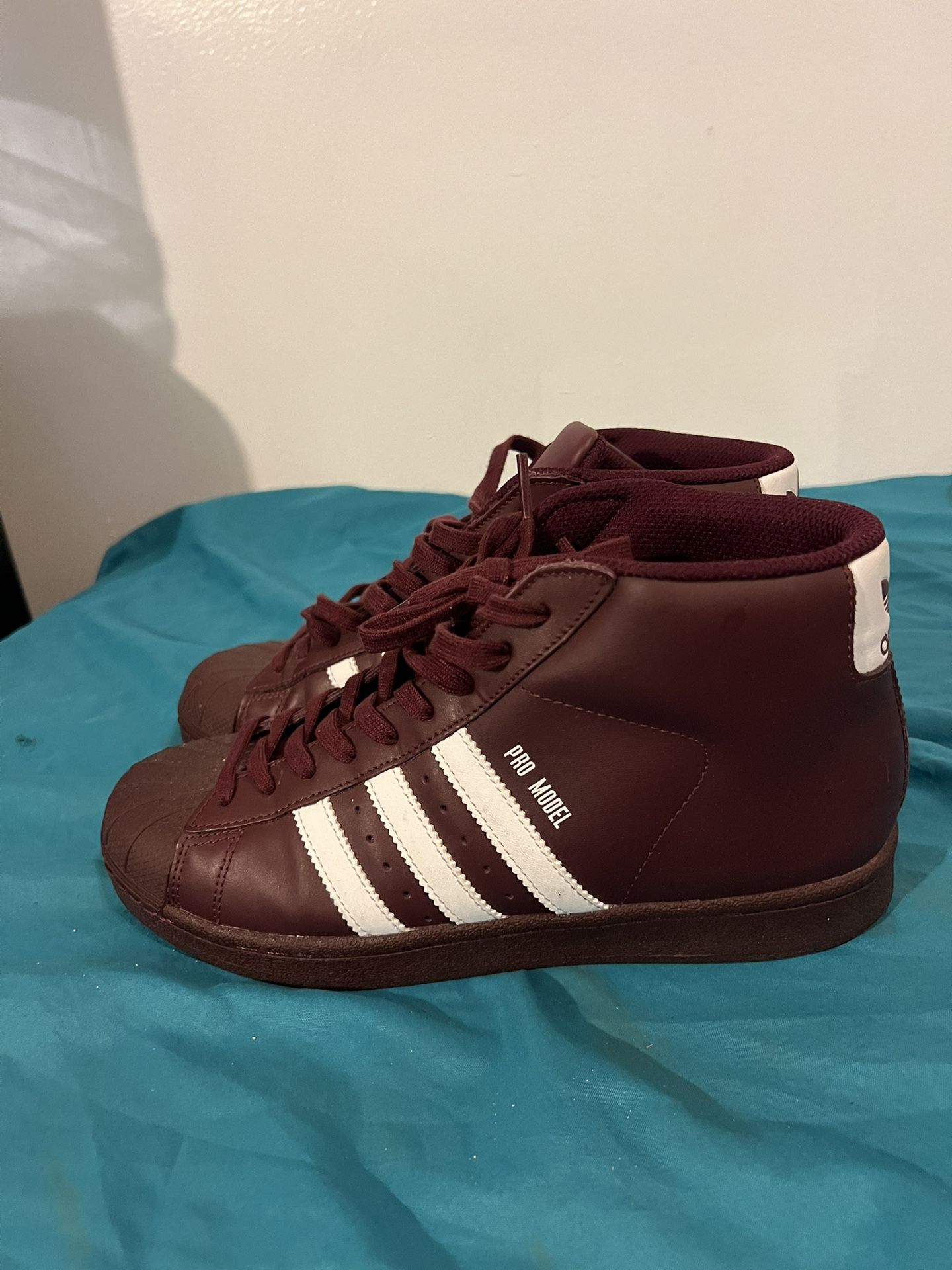 Adidas Men Size 7.5 Burgandy And White