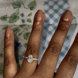 ❤️‍🔥2ct beautiful oval moissanite engangement ring with cz stones on the band ‼️ 💍 size 7