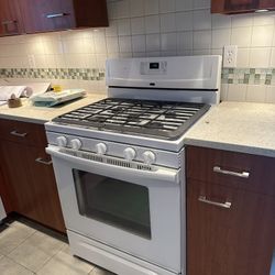 Whirlpool Gas Range & Oven – Model XFG381LVQ1 $100 OBO