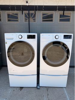 Washer and dryer with pedestals