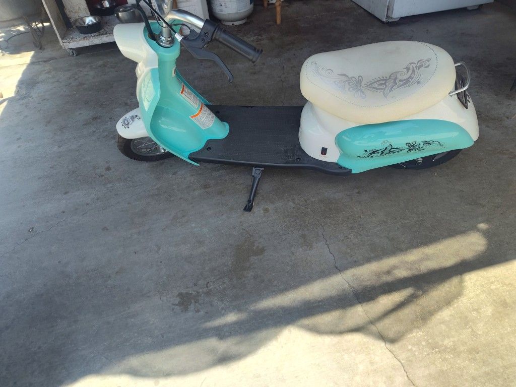 Scooter Eléctrica Para Niños En Buenas Condiciones La Nueva