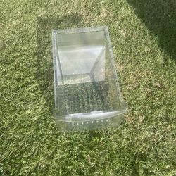 FRIGIDAIRE REFRIGERATOR CRIPSER DRAWER PART# (contact info removed)01 PREOWNED . Needs to be cleaned.