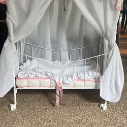 Canopy bed for 18" dolls -collapsible. Missing 1 of the gold balls on top see pics 