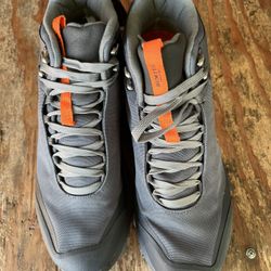 :Hiking Boots Color: Grey US: 10M 