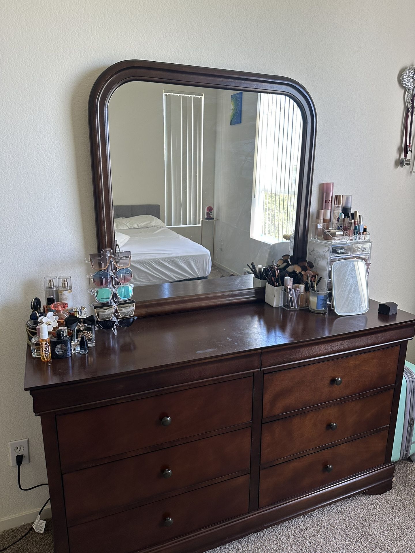 Dresser With Mirror