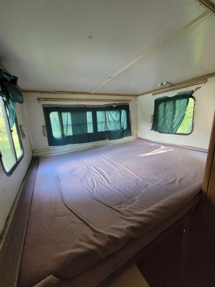 1992 Trail Manor Pop up camp trailer