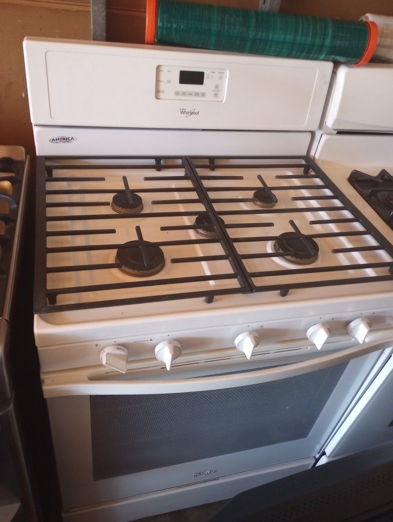 WHIRLPOOL GAS STOVE 5 BURNER for Sale in Desert Hot Springs, CA OfferUp
