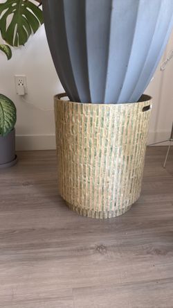 Round decor plant holder / decor