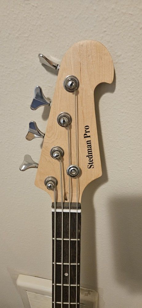 Stedman Pro Sunburst Bass w/Ibanez Amp