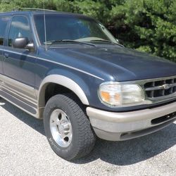 1998 Ford Explorer Eddie Bauer – $800 OBO ($1000 with brakes fixed)