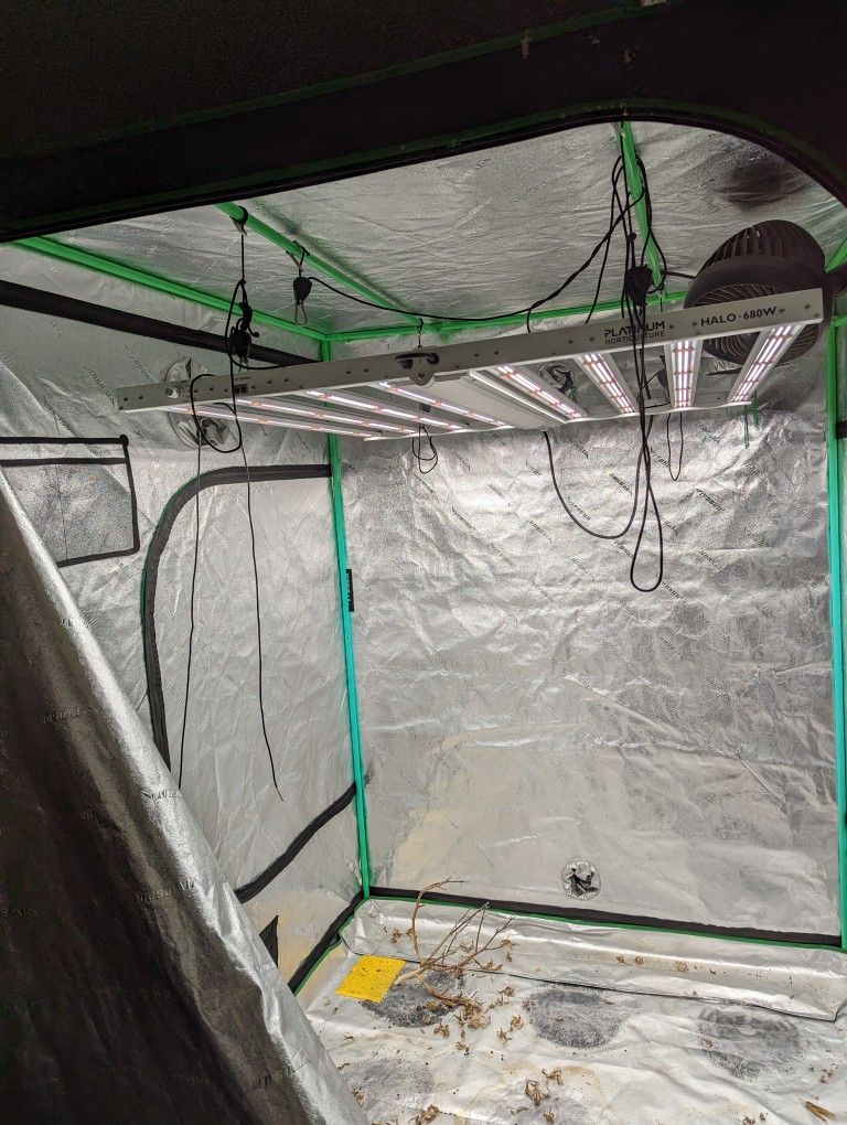 2 HYDROPONIC GROW TENTS AND LIGHTS