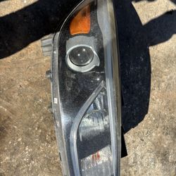 2016 Kia Sedona RH Headlight 