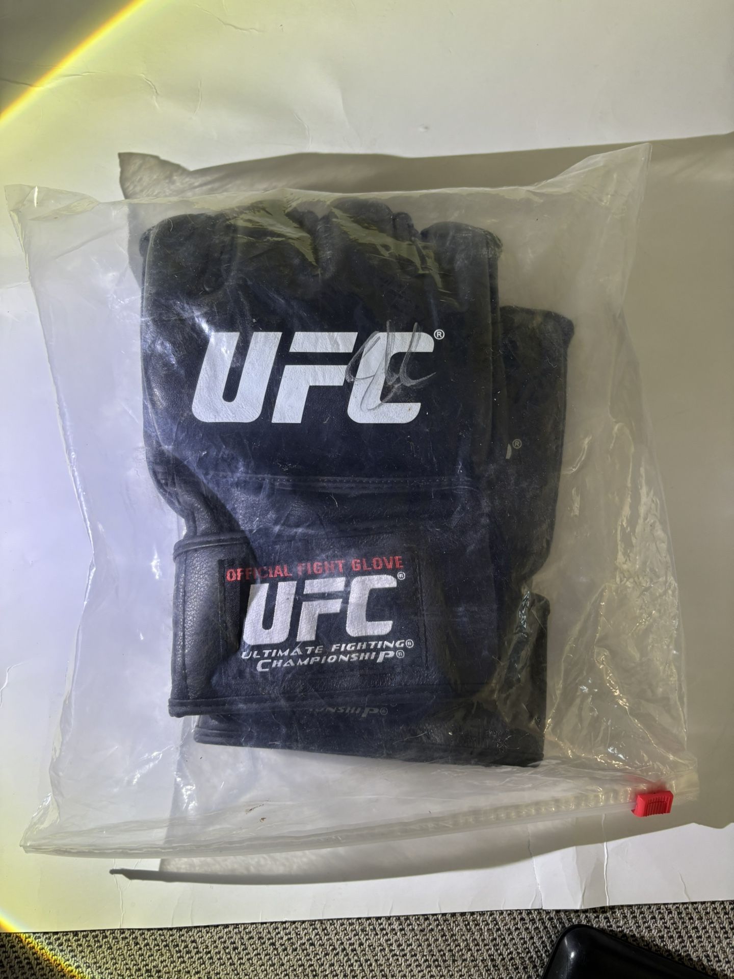 UFC MMA gloves Signed By Shane Carwin 