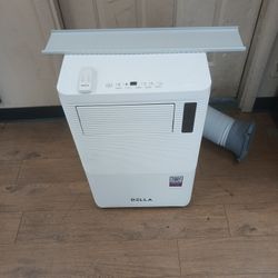 Della Air conditioner W/ Remote 